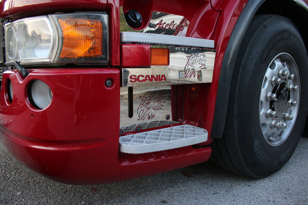 COD. TF-279SC-NR - PLATE FOR CENTRAL FOOTPEGS WITH "SCANIA" AND "V8" WRITING AND GRIFFIN 2 PCS Scania New R