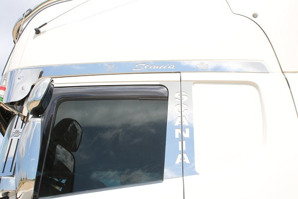 COD. TF-261SC-NR - PLATE ABOVE THE CABIN WITH "SCANIA" AND 2 V8 WRITINGS Scania New R