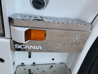 COD. TF-280SC-NR - PLATE FOR CENTRAL FOOTPEGS WITH V8 AND "SCANIA" WRITING 2 PCS Scania New R